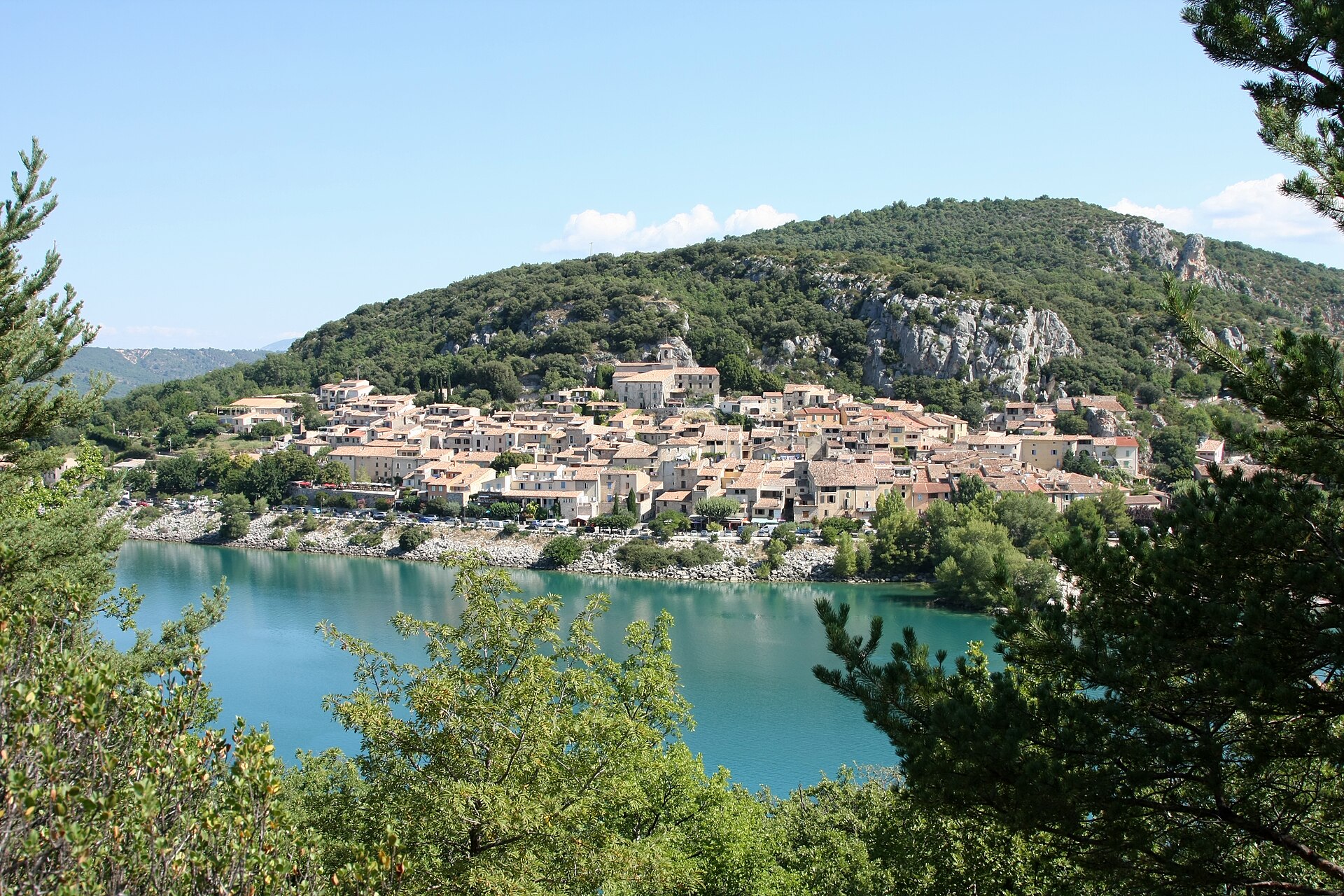 Le village de Bauduen au bord du lac