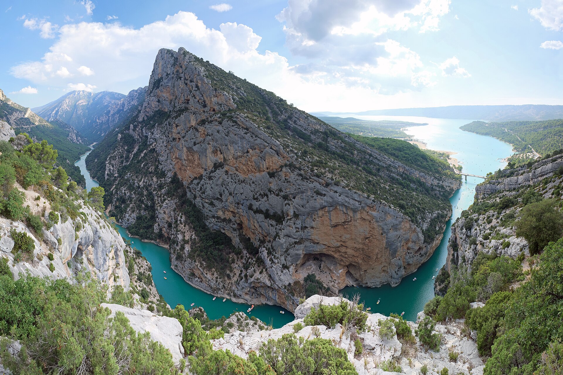 Kayaks et pédalos à l'entrée des gorges du Verdon