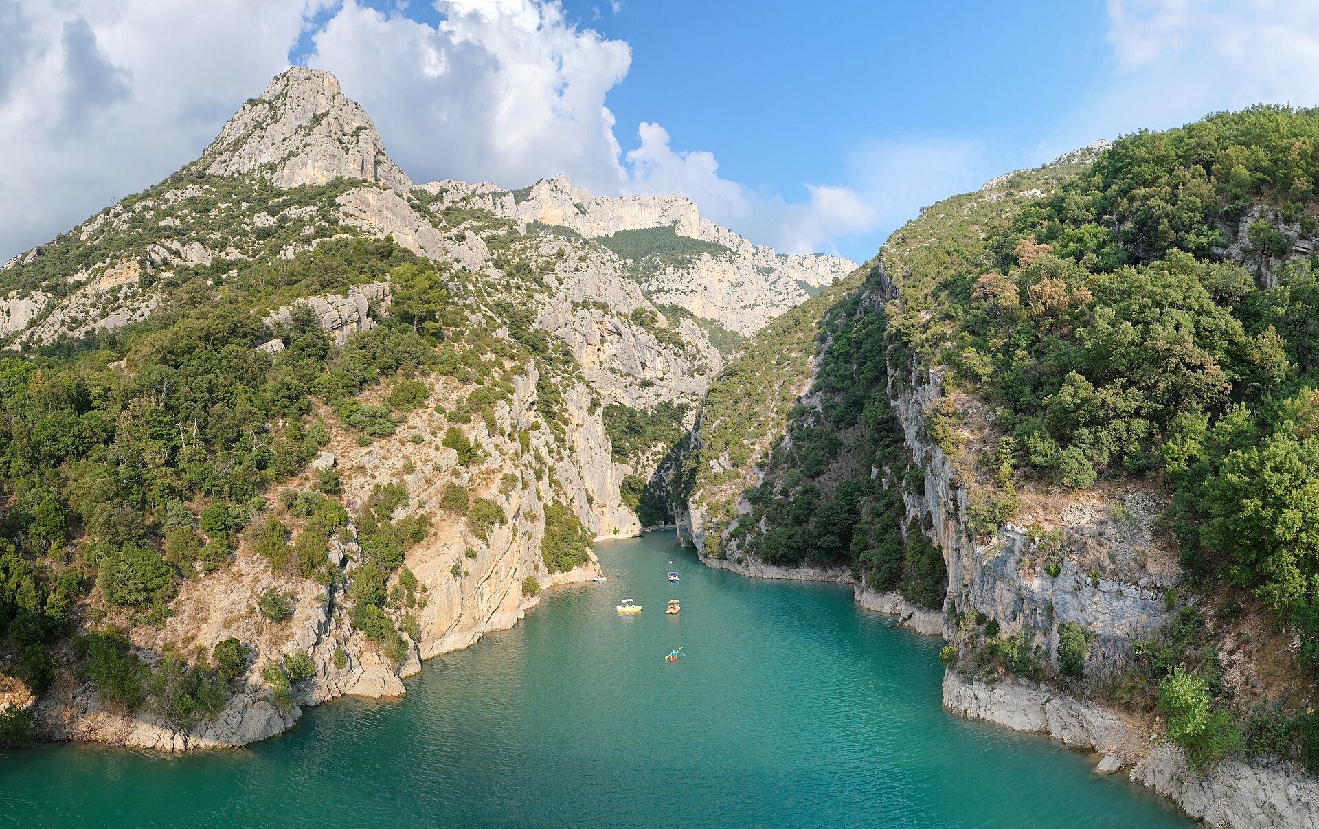L'entrée des gorges du Verdon débouchant sur le lac de Sainte-Croix