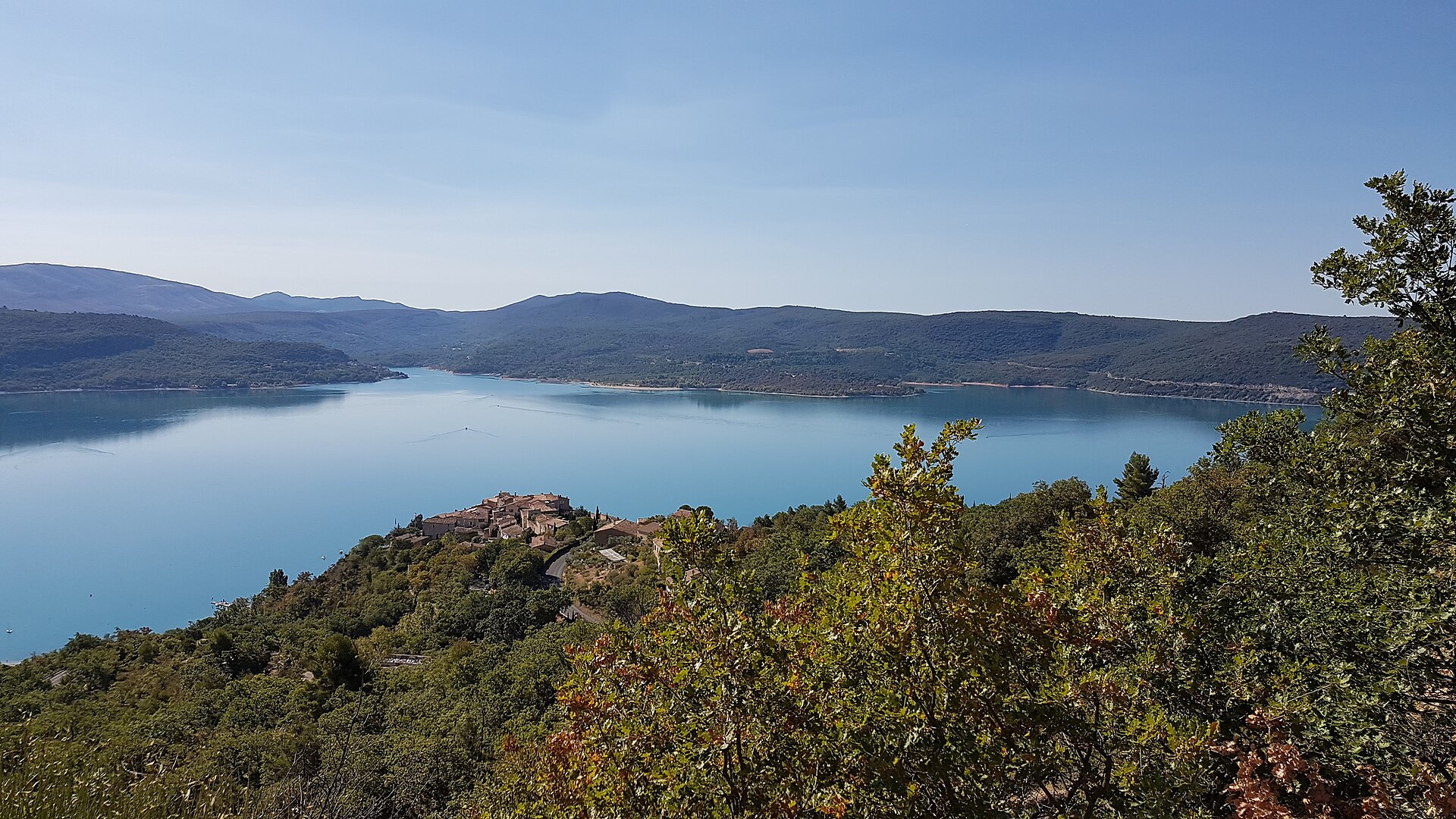 Les Salles-sur-Verdon au bord de l'eau