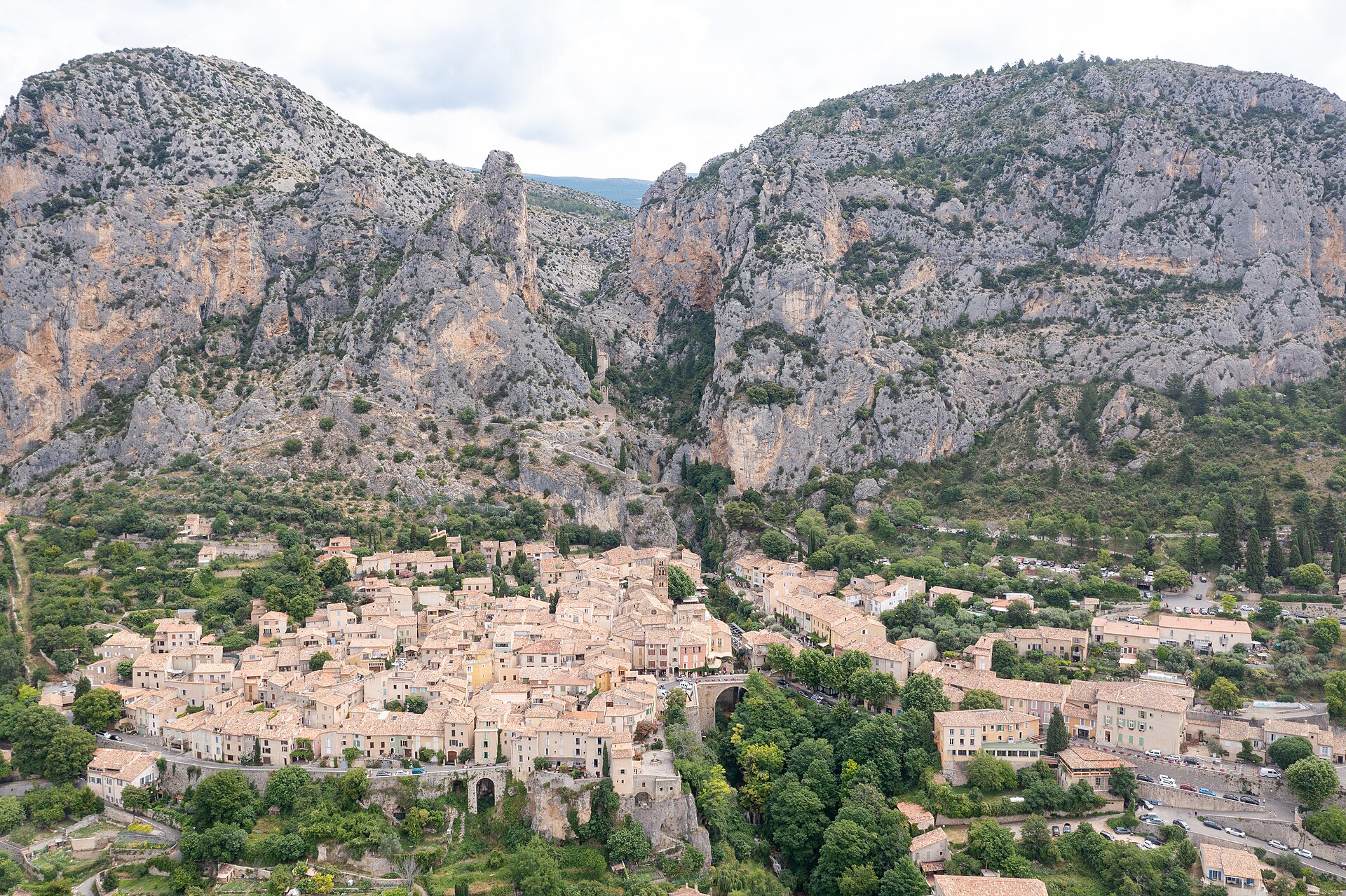 Moustiers-Sainte-Marie accroché à sa falaise, vu du ciel