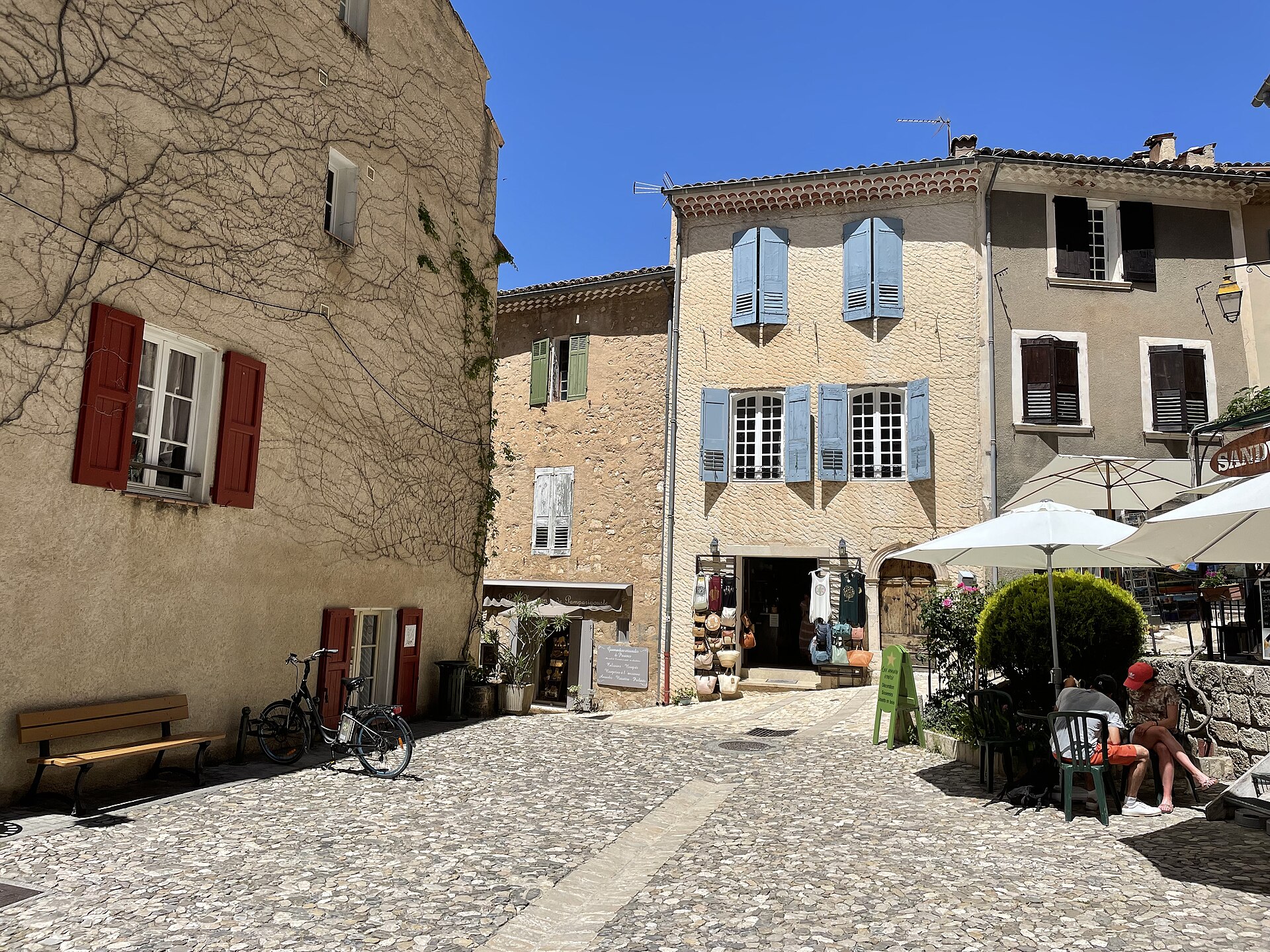 Moustiers-Sainte-Marie sous sa falaise
